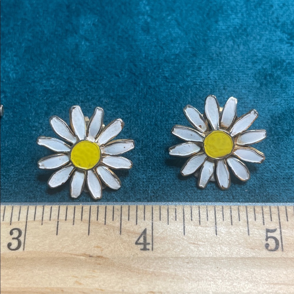 Vintage Enamel White and Yellow Daisy Brooch and Earrings Set - Picture 9 of 9